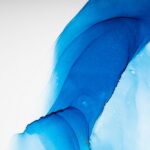 Fließende blaue Farbtöne, die wie ein zarter Verlauf über das Bild fließen.