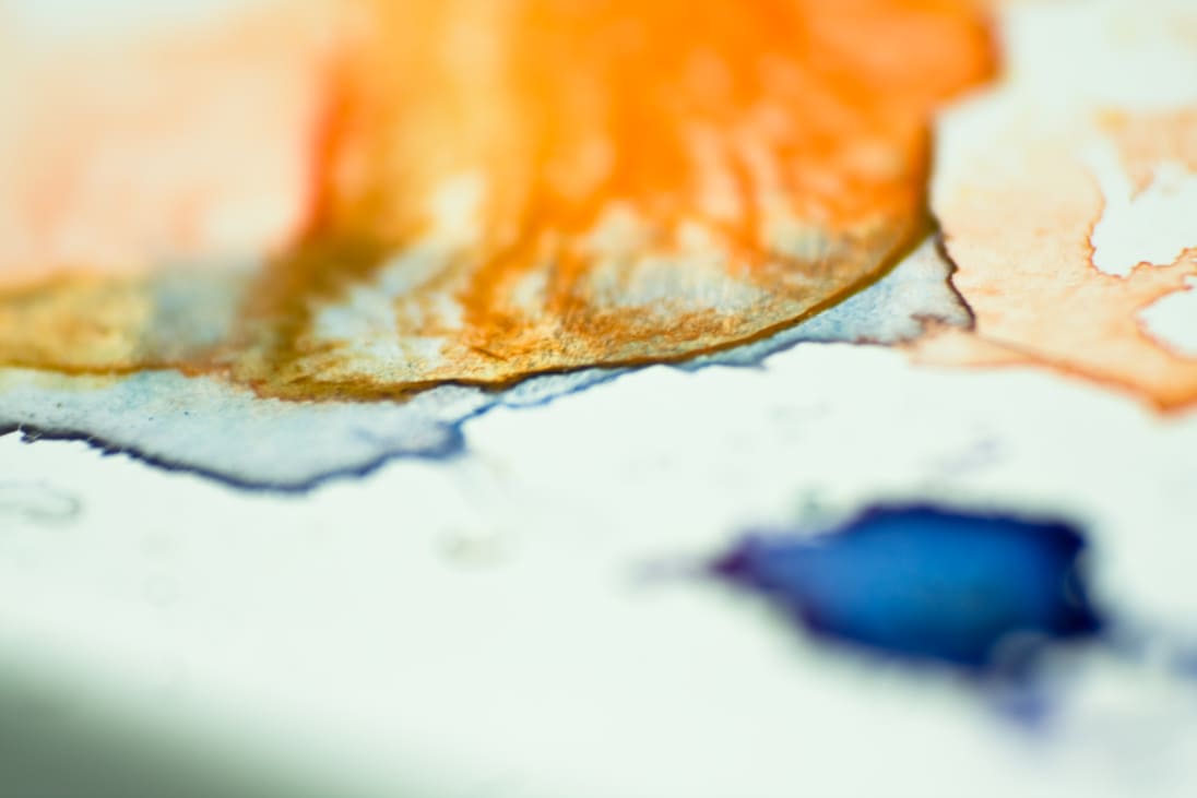 Ein sanftes Aquarell, in dem leuchtende Orangetöne harmonisch mit kühlen Blauschattierungen verschmelzen, fängt die Essenz von fließender Kreativität und emotionaler Tiefe ein.